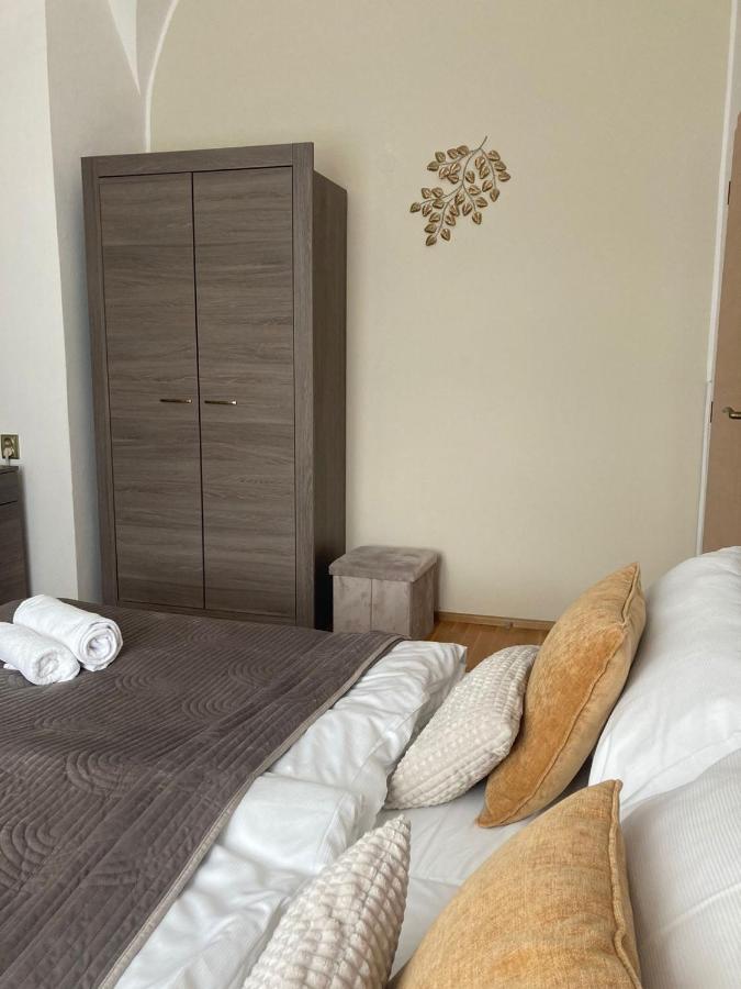 ANTON FLORIAN, zámecký hotel Valtice Esterno foto