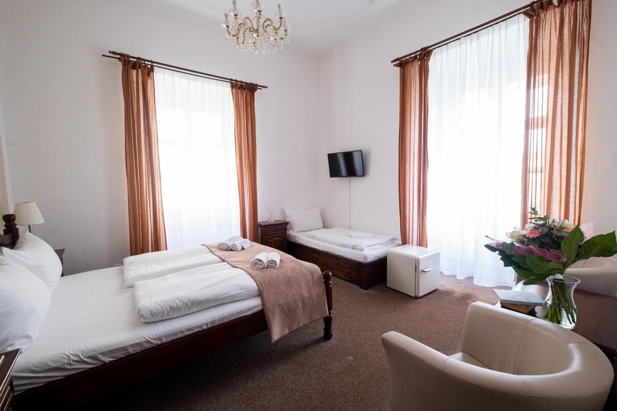 ANTON FLORIAN, zámecký hotel Valtice Esterno foto