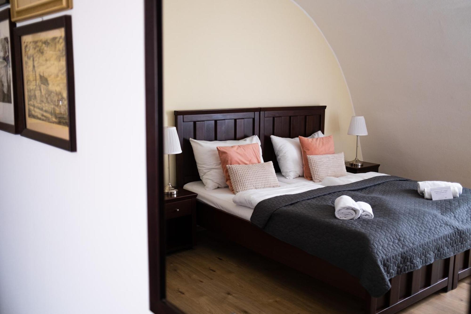 ANTON FLORIAN, zámecký hotel Valtice Esterno foto