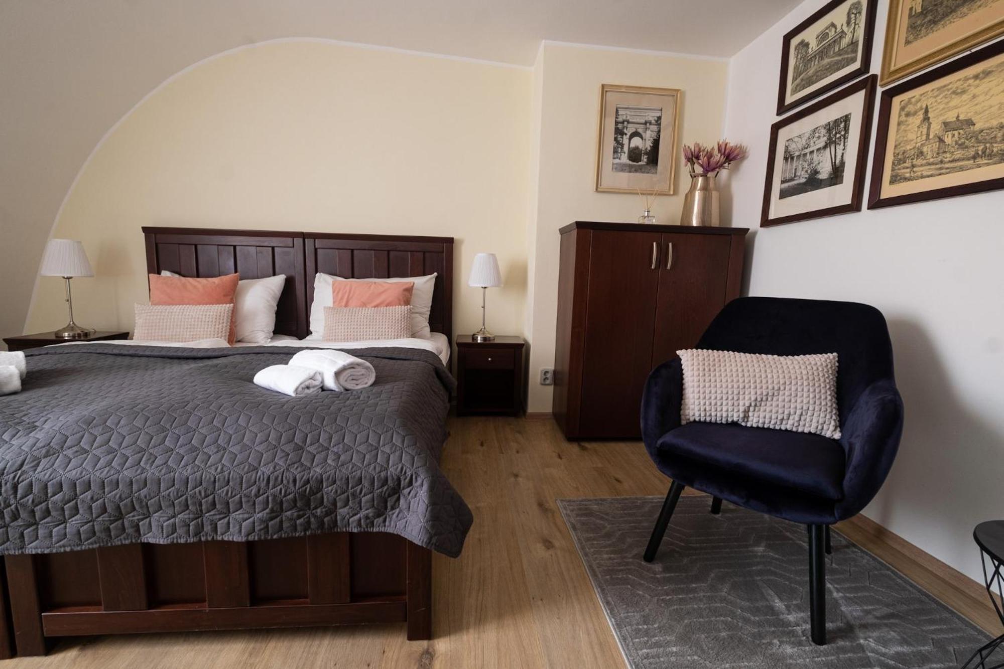 ANTON FLORIAN, zámecký hotel Valtice Esterno foto